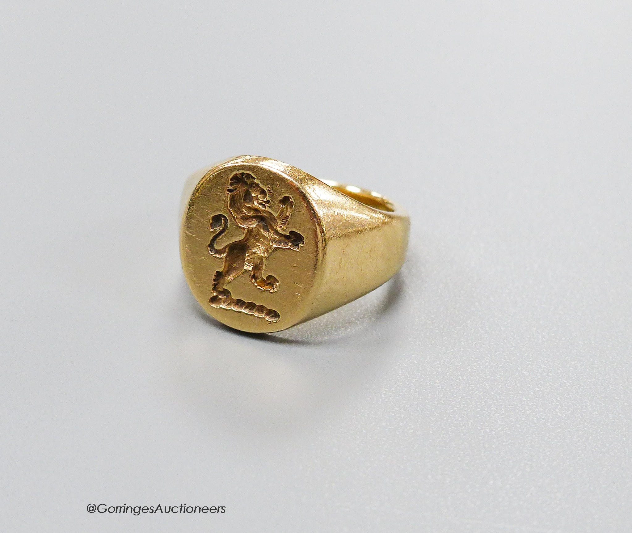 A modern 14ct gold intaglio signet ring, carved with a rampant lion crest, size I, 9.3 grams.